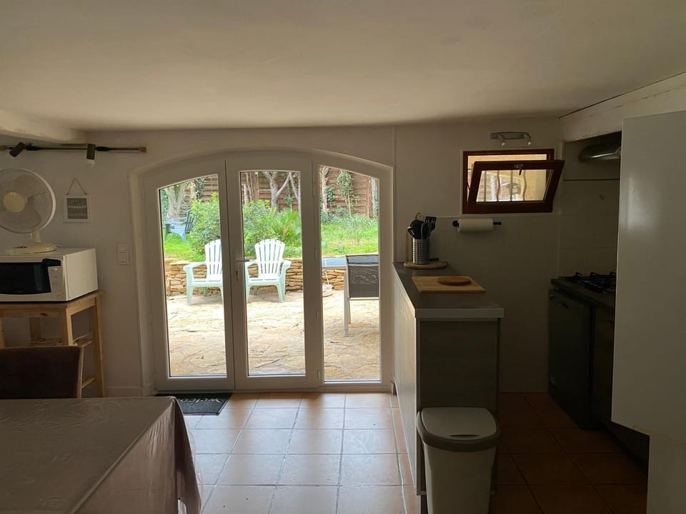 Bandol T3 RDJ Plage 5 mn à pied-Port 10 Mn-Parking Apartment in French Riviera