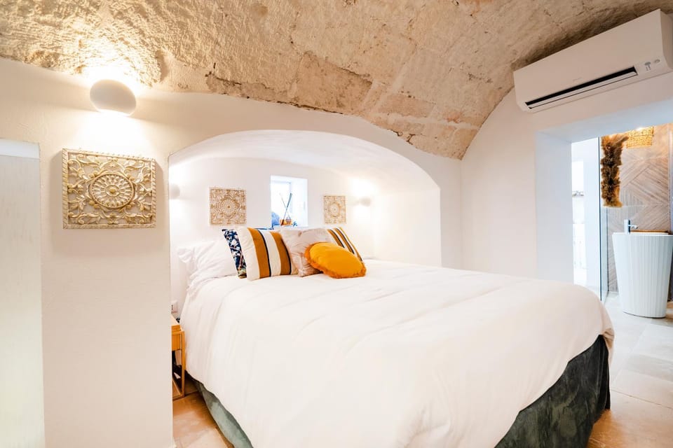 Bed, Bedroom, air conditioner