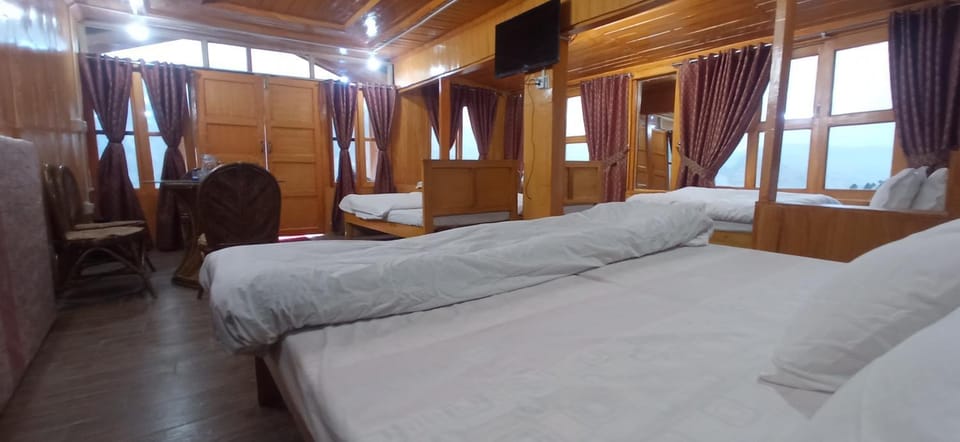 Bed, TV and multimedia, Photo of the whole room, Dining area, Bedroom