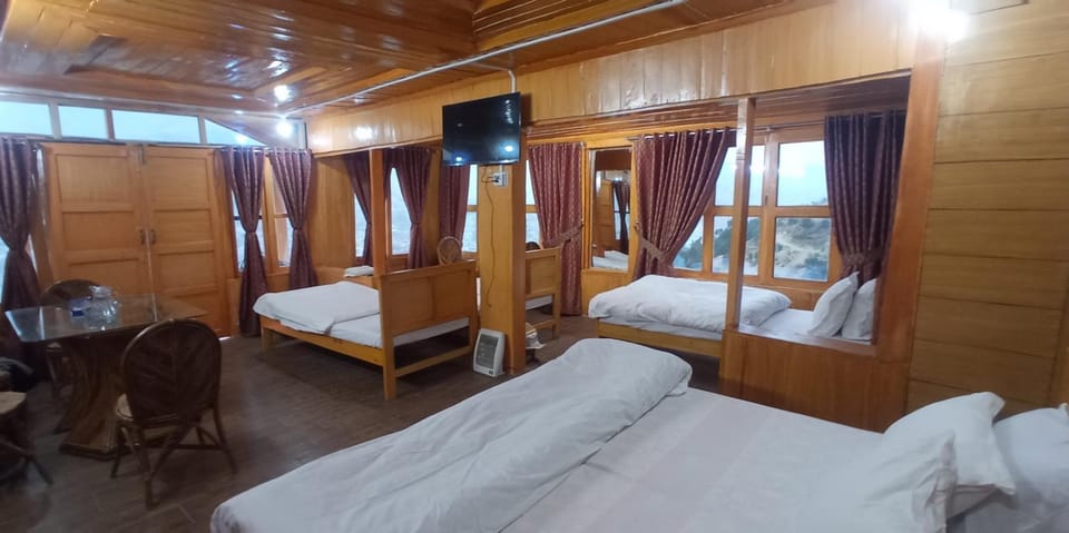 Bed, TV and multimedia, Living room, Photo of the whole room, Dining area, Bedroom