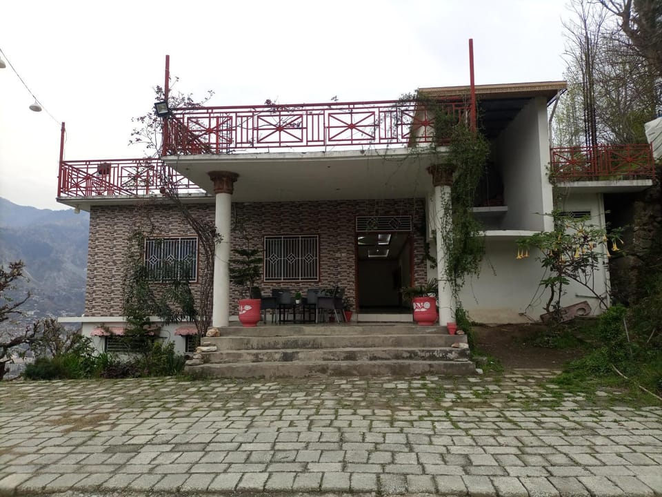 Property building, Facade/entrance, Day, Natural landscape, Mountain view