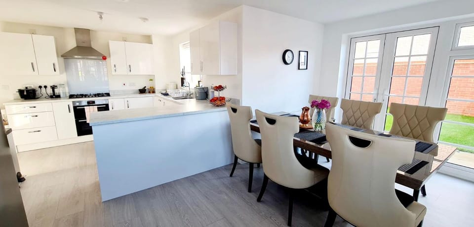 Kitchen or kitchenette, Seating area, Dining area