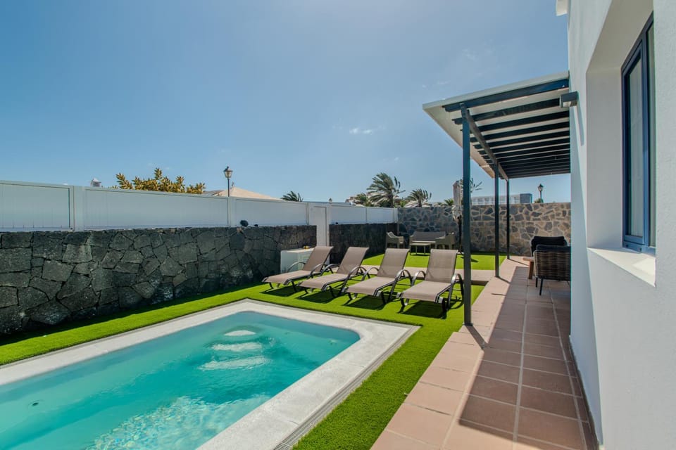 Facade/entrance, Solarium, Swimming pool