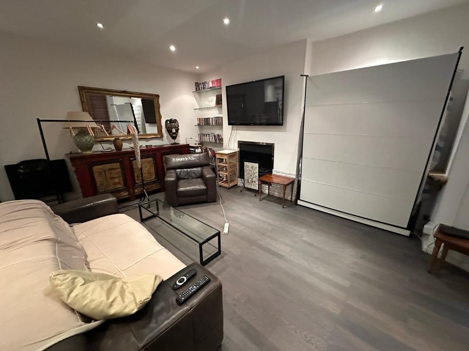 Bed, TV and multimedia, Living room, Seating area, Bedroom