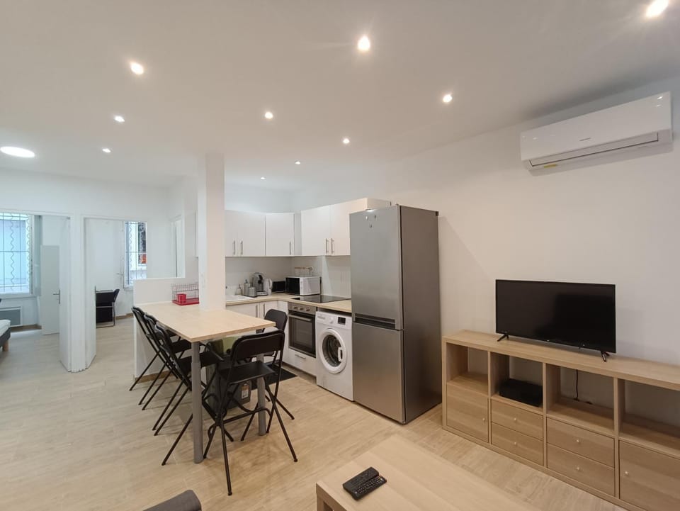 T3 rénové avec cour, Intra Muros Avignon Apartment in Avignon