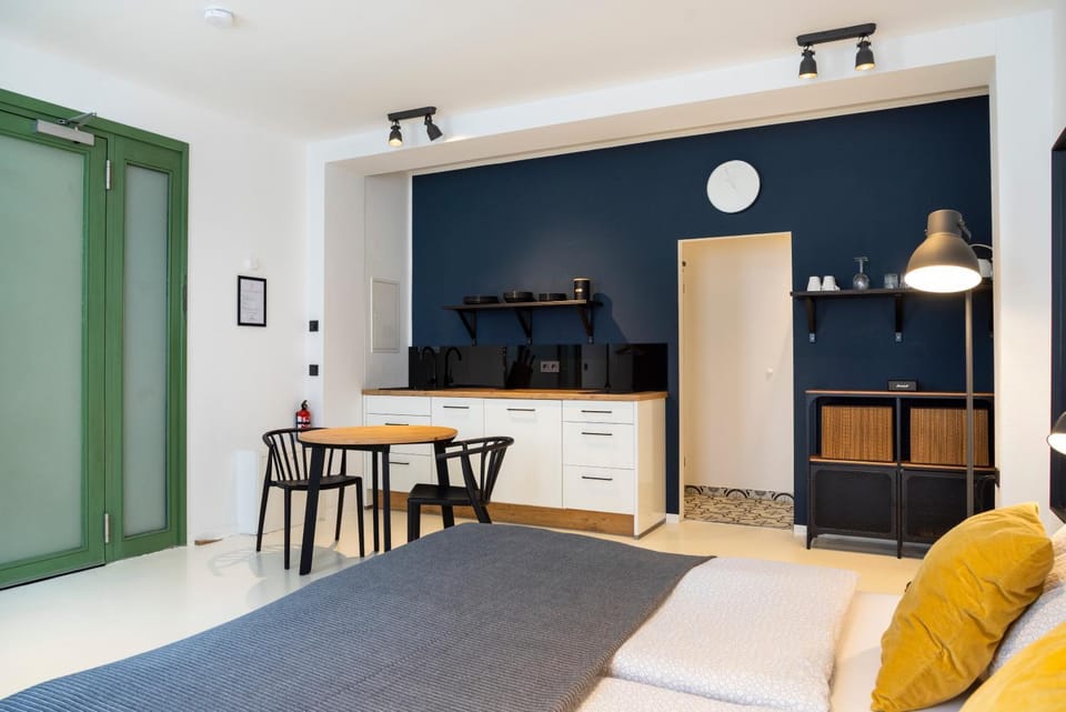 Bed, Kitchen or kitchenette, Photo of the whole room, Seating area, Bedroom