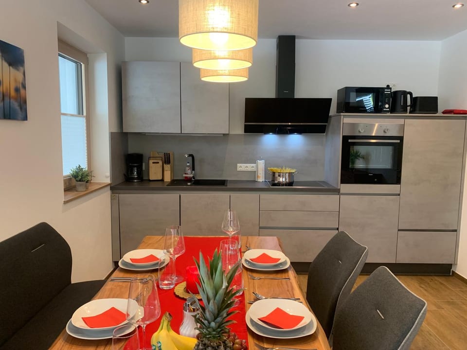 Coffee/tea facilities, Kitchen or kitchenette, Dining area, minibar, stove, toaster