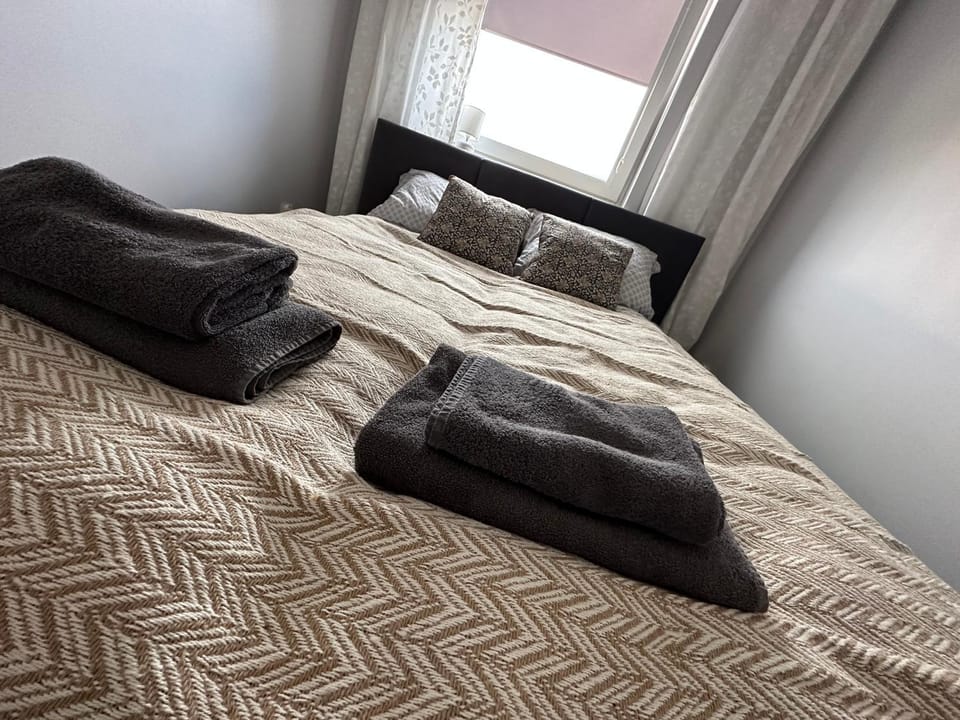 Bed, Bedroom, towels