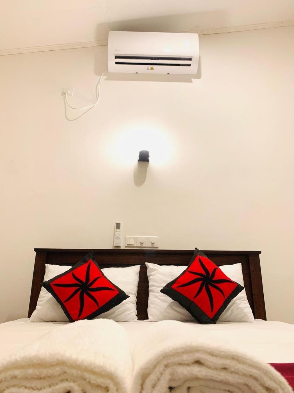 Bed, Photo of the whole room, Bedroom, air conditioner