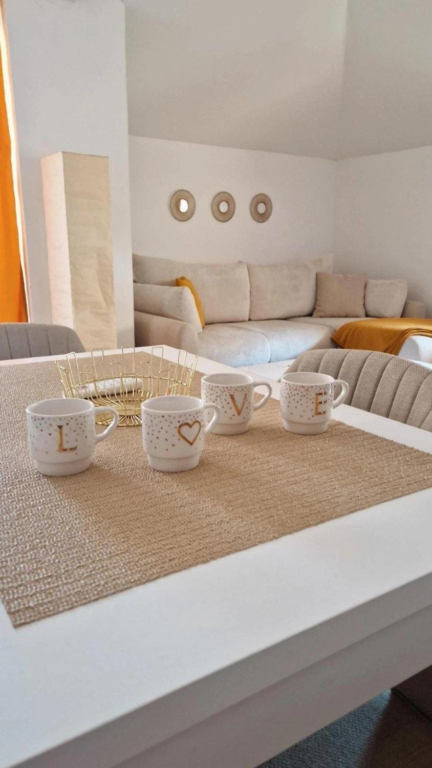 Bed, Living room, Photo of the whole room, Seating area, Dining area