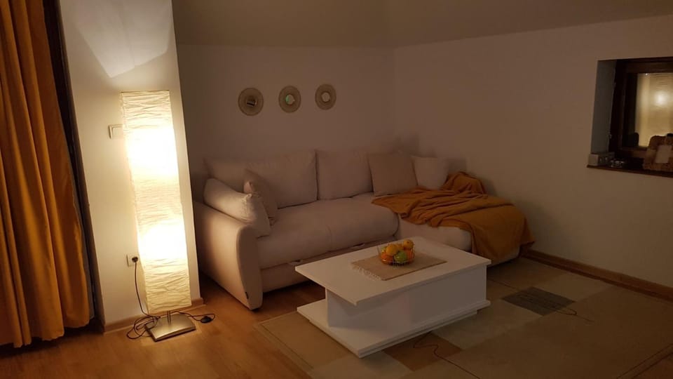 Bed, TV and multimedia, Living room, Photo of the whole room, Seating area