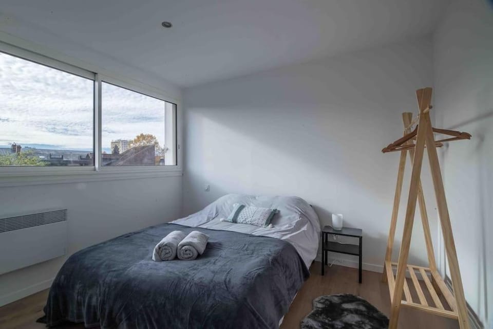 Bed, Photo of the whole room, Bedroom, towels