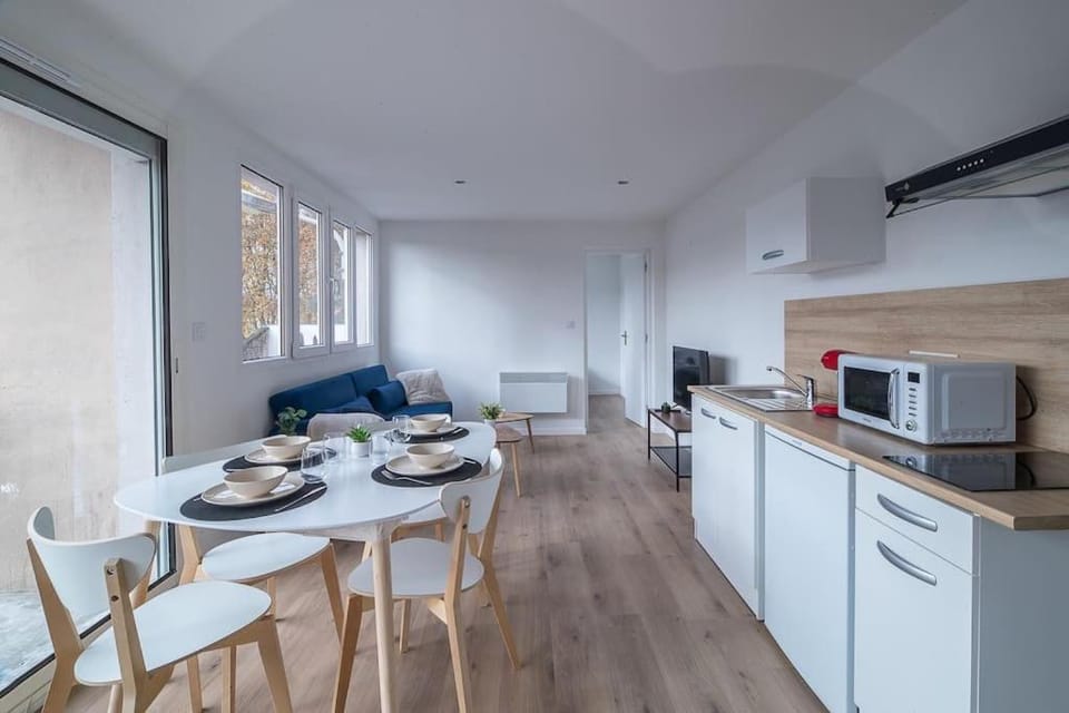 TV and multimedia, Coffee/tea facilities, Kitchen or kitchenette, Living room, Food and drinks, Seating area, Dining area, Food, minibar, stove