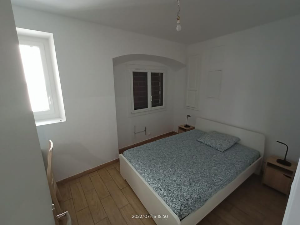 T2 rénové en RDC avec cour, Intra Muros Avignon Apartment in Avignon