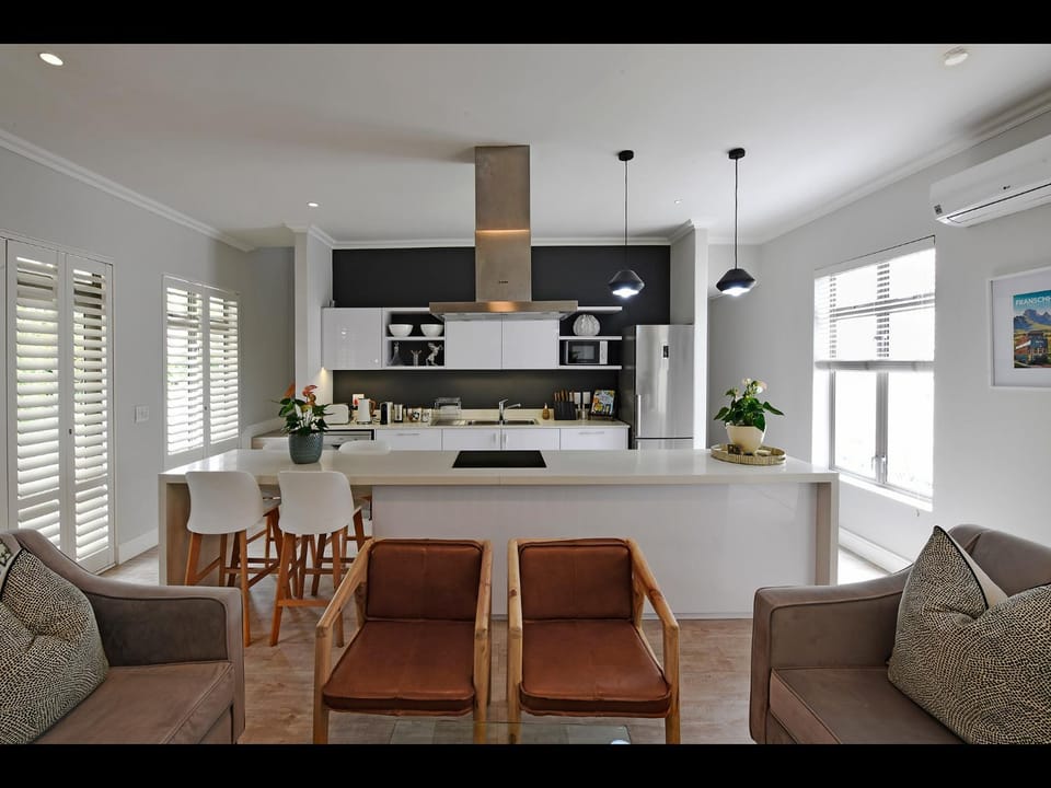 Kitchen or kitchenette, Living room, Seating area, Dining area, stove