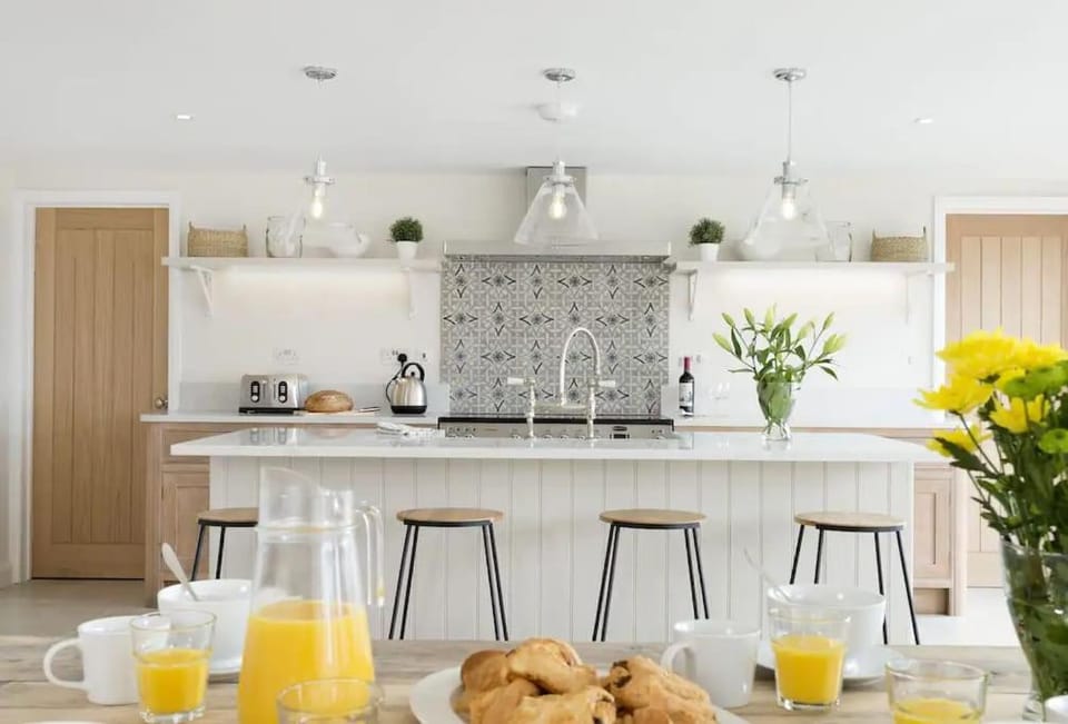 Coffee/tea facilities, Kitchen or kitchenette, Food and drinks, Dining area, Food, Drinks