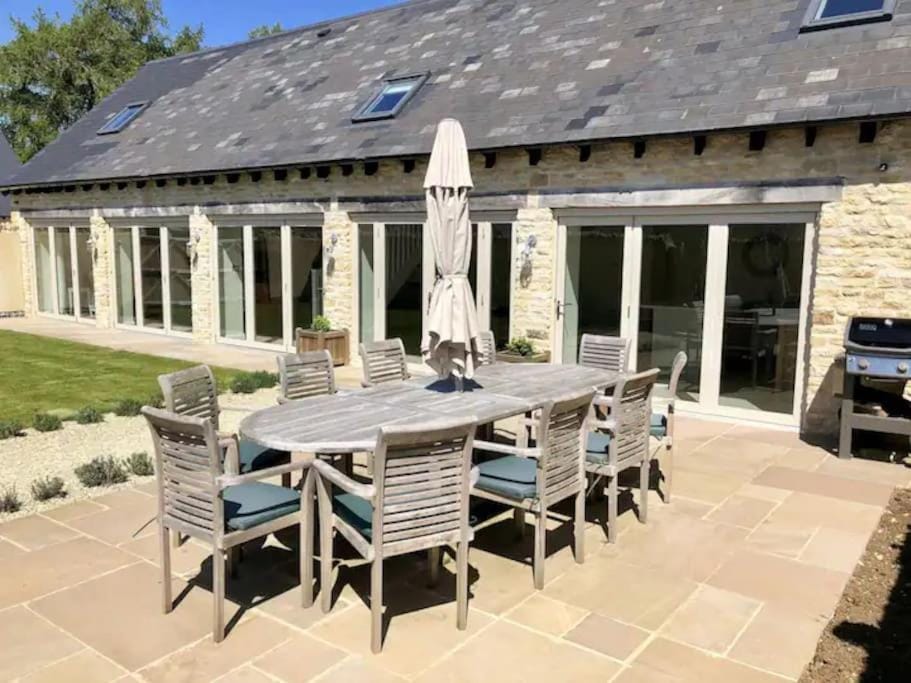 Property building, Patio, Day, Dining area