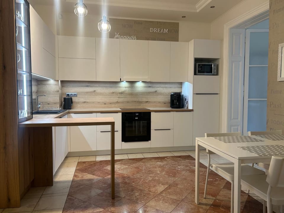 Dining area, dishwasher, oven, kitchen, kitchen