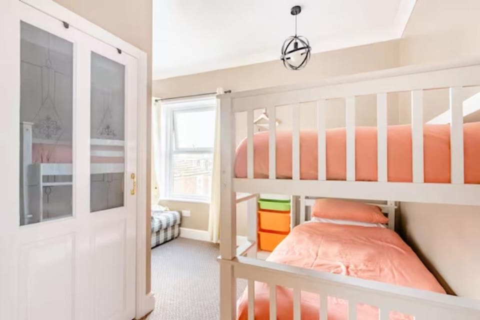 Bed, Bedroom, bunk bed