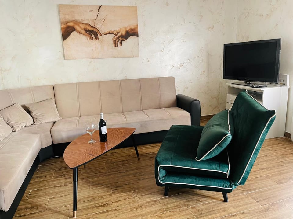 Communal lounge/ TV room, TV and multimedia, Living room, Seating area, Evening entertainment