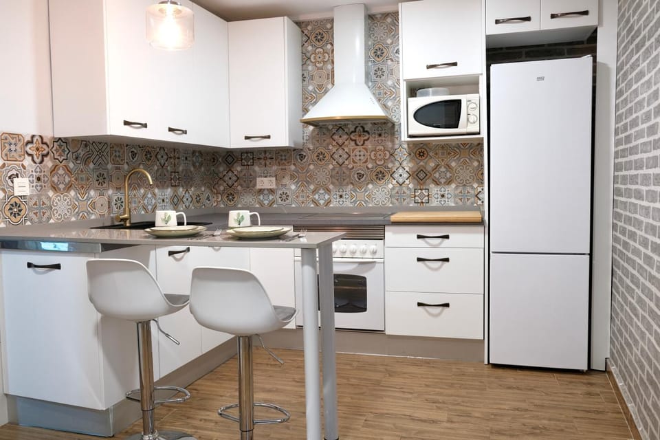 Kitchen or kitchenette, Dining area, minibar, pet friendly, stove