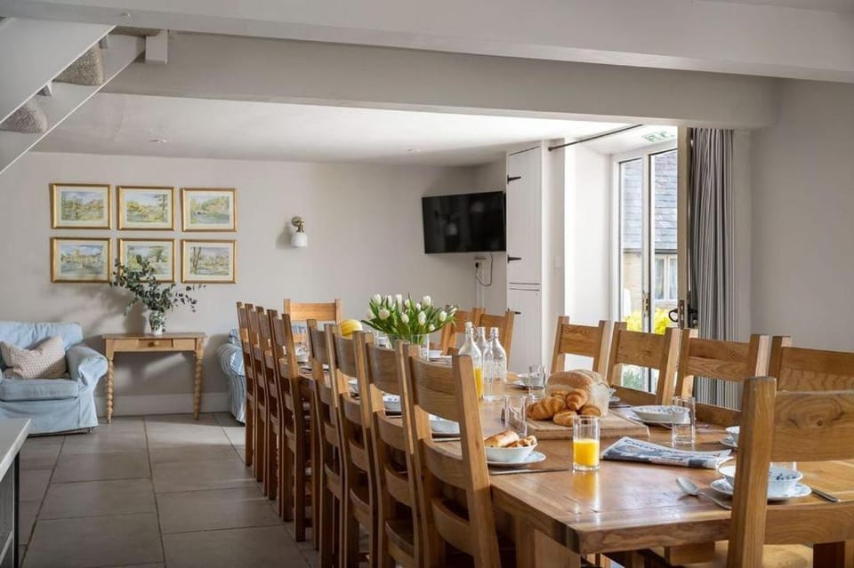 TV and multimedia, Seating area, Dining area, Food