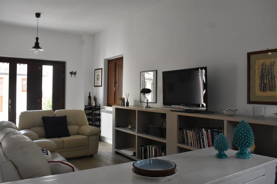Communal lounge/ TV room, TV and multimedia, Living room, Seating area, Evening entertainment