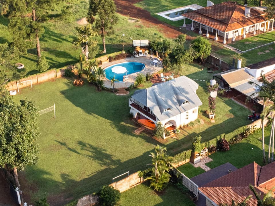 Property building, Natural landscape, Bird's eye view, Garden, Garden view, Pool view, Swimming pool