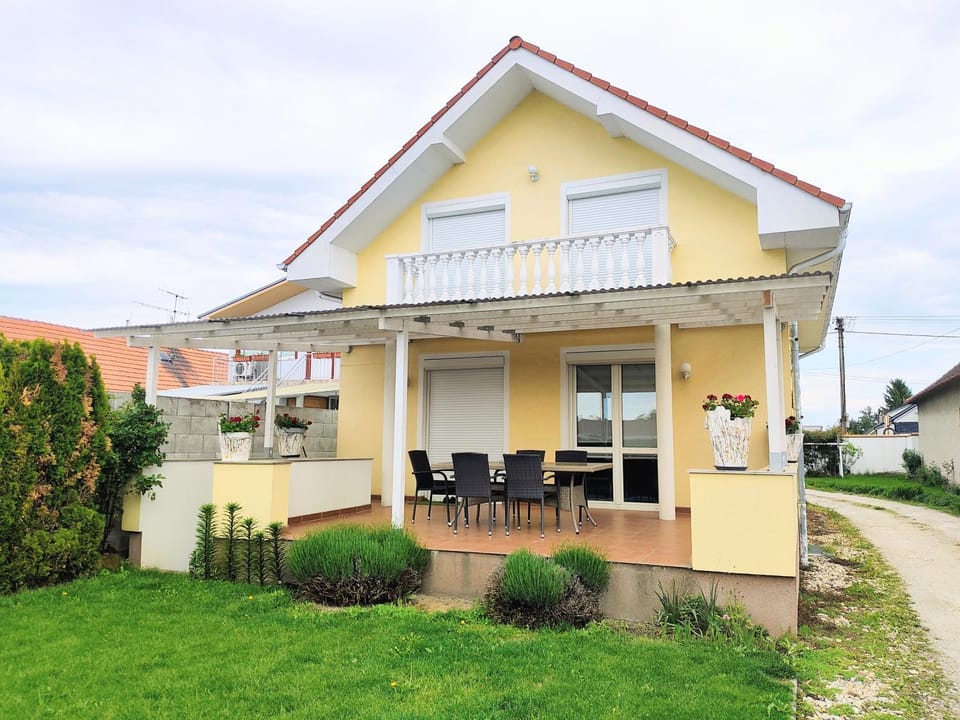 Modern & cozy house with 3 bed rooms and garden House in Bratislava