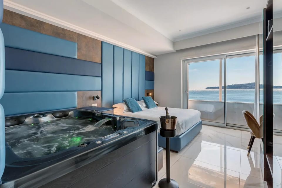 Bed, Hot Tub, Photo of the whole room, Bedroom