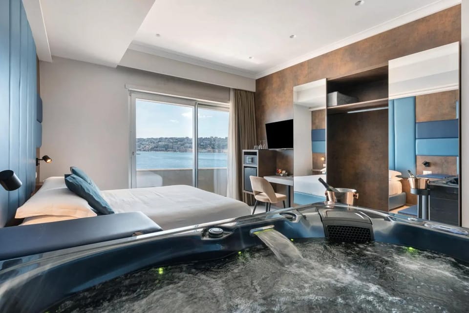 Bed, Photo of the whole room, Bedroom, Swimming pool