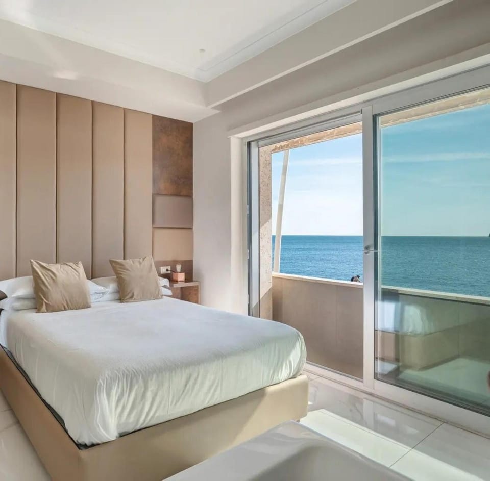 Photo of the whole room, Bedroom, Sea view