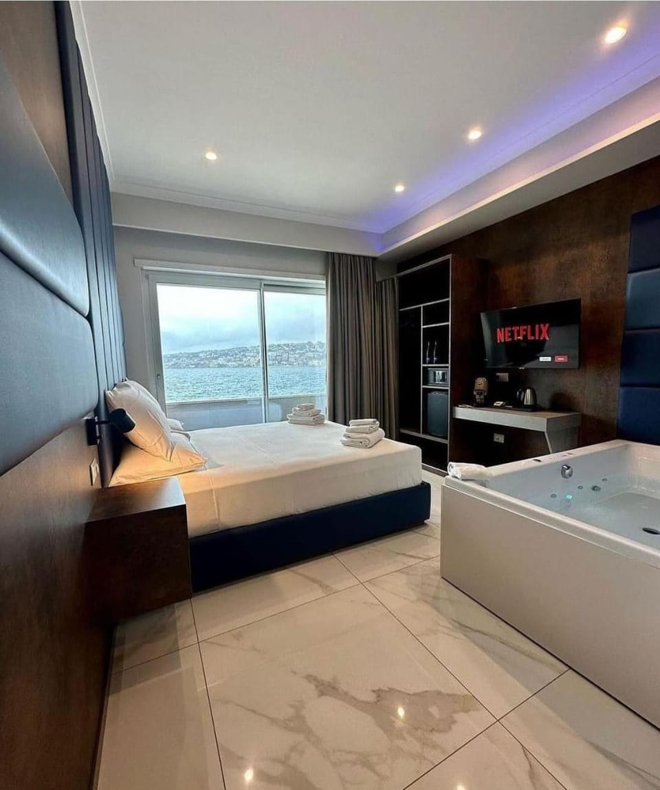 Hot Tub, Photo of the whole room, Bedroom