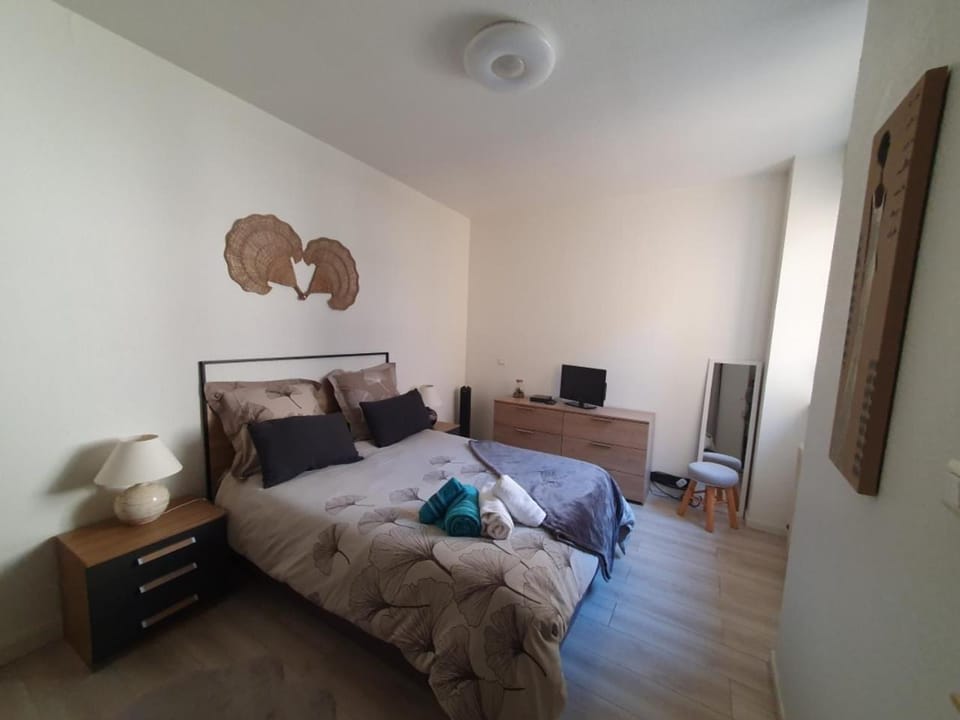 Bed, TV and multimedia, Bedroom, towels