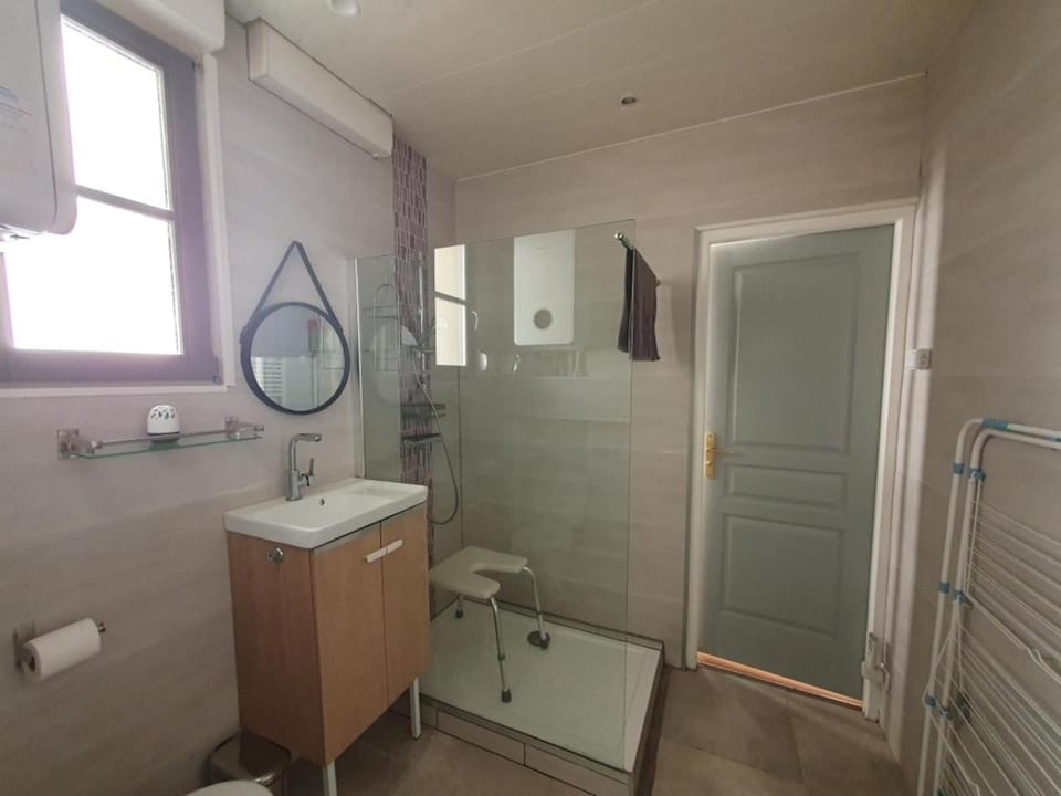 Shower, Toilet, Bathroom, towels