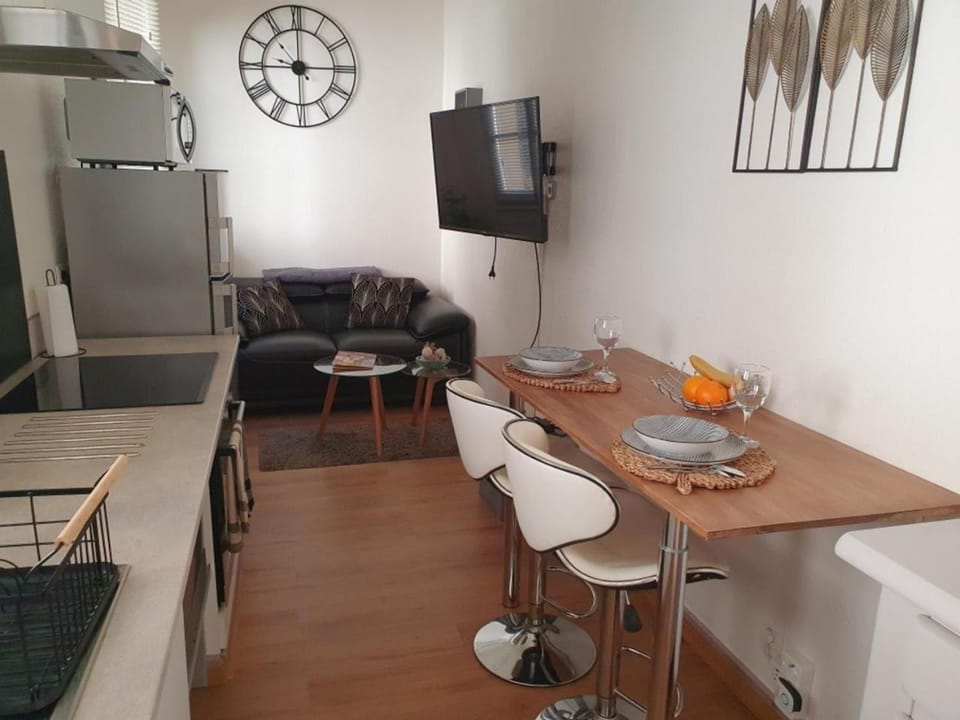 TV and multimedia, Living room, Seating area, Dining area