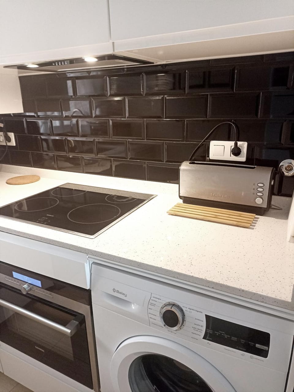 Coffee/tea facilities, Kitchen or kitchenette, dishwasher, stove, toaster, washing machine