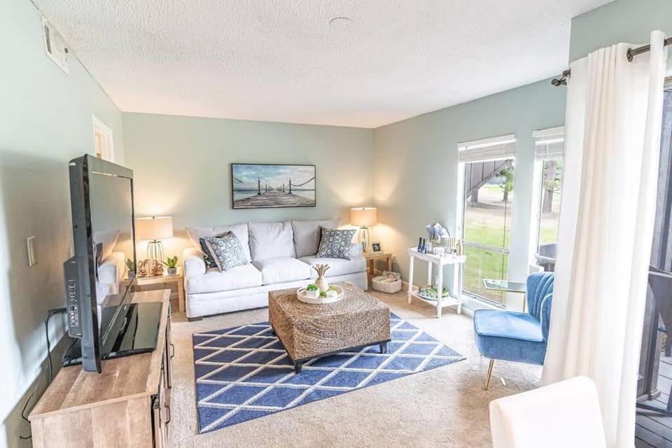 TV and multimedia, Living room, Seating area, Evening entertainment