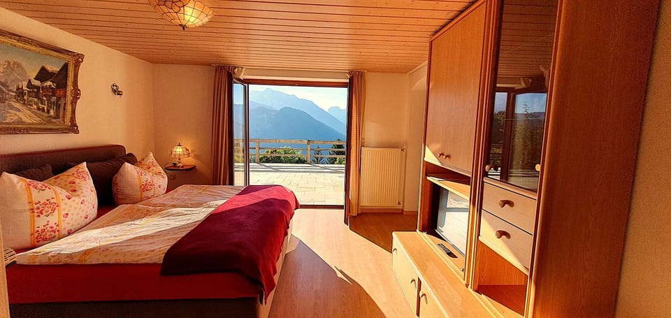 View (from property/room), Living room, Bedroom, Mountain view