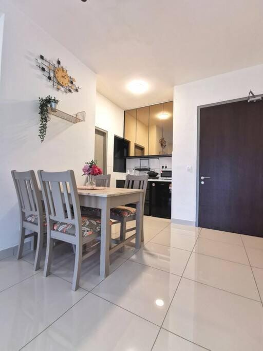 8 Traders Garden 1BR Pool View Internet Netflix Apartment in Negeri Sembilan, Malaysia