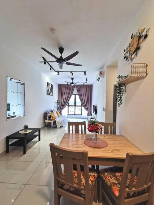 8 Traders Garden 1BR Pool View Internet Netflix Apartment in Negeri Sembilan, Malaysia