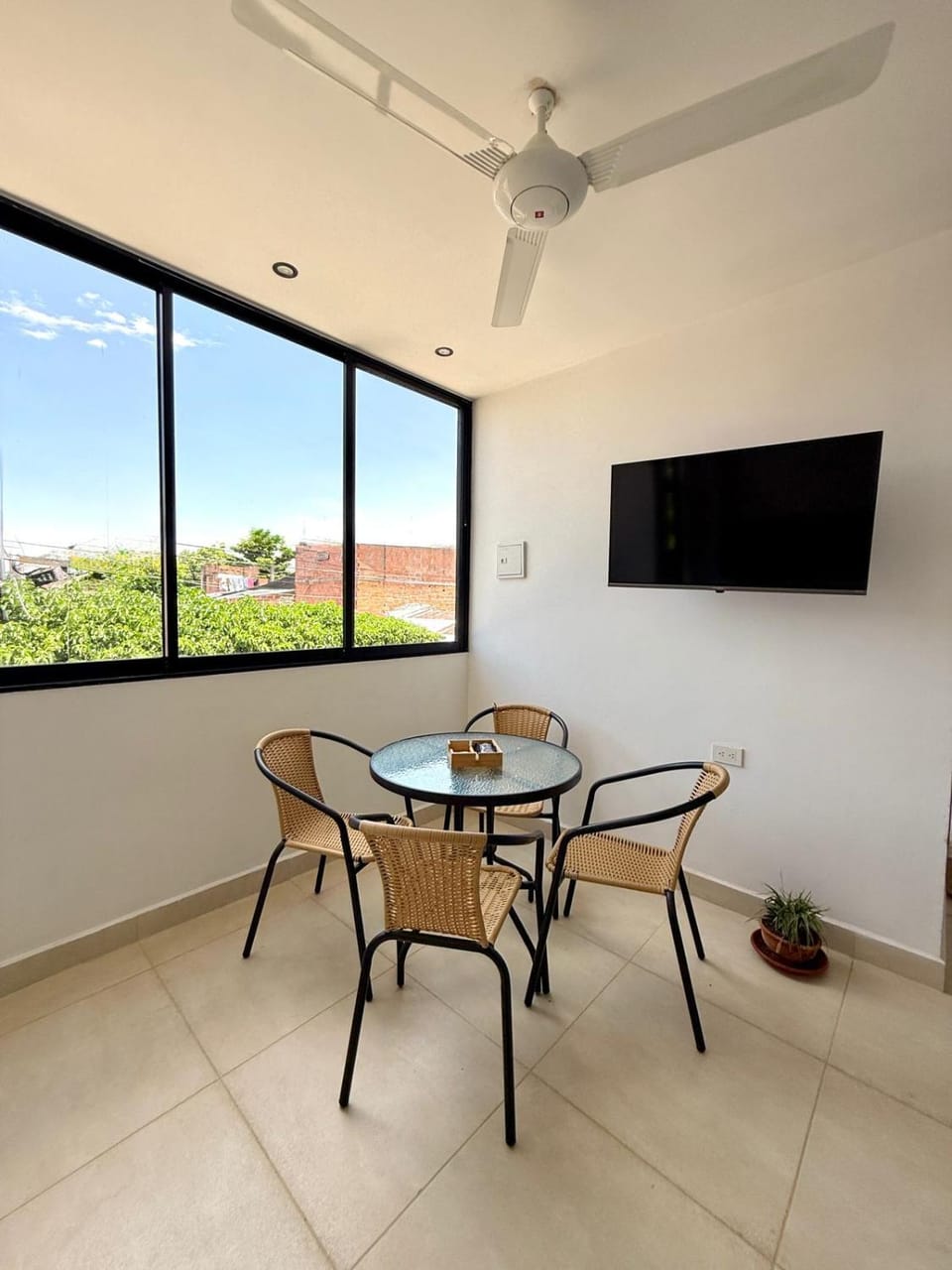 Communal lounge/ TV room, TV and multimedia, Dining area
