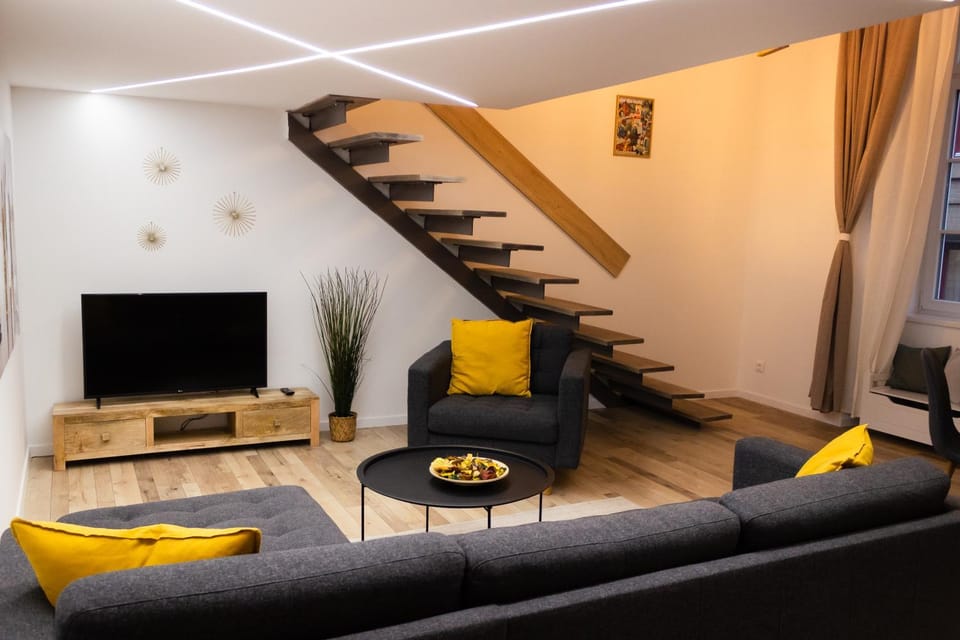 Communal lounge/ TV room, TV and multimedia, Living room, Seating area, Evening entertainment