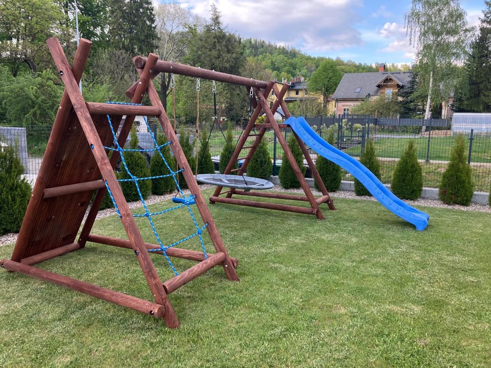 Communal lounge/ TV room, Day, Natural landscape, Children play ground, Garden, Evening entertainment
