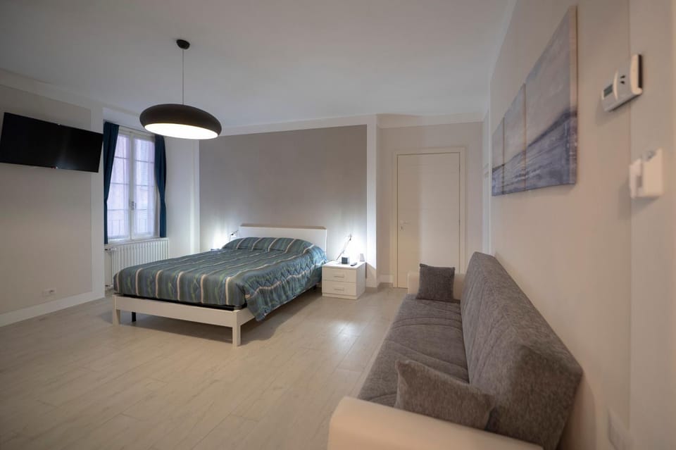 Bed, TV and multimedia, Bedroom