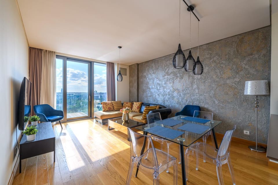 TV and multimedia, View (from property/room), Living room, Dining area, City view, Landmark view, River view