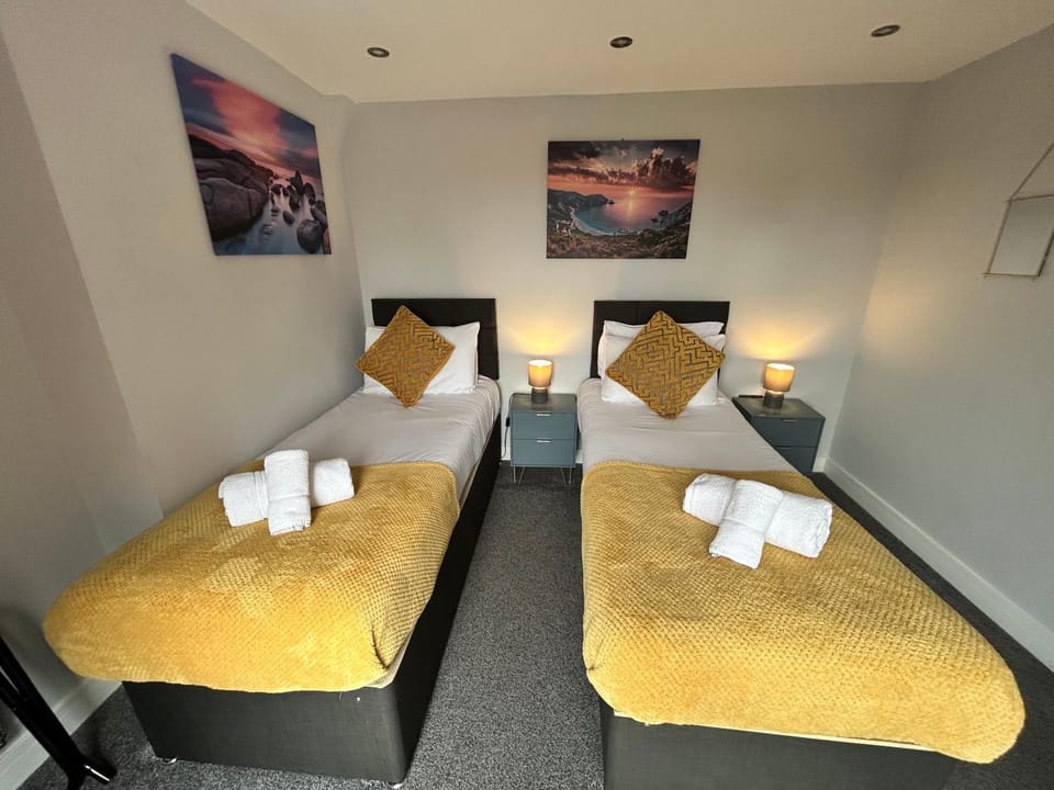 Bed, Photo of the whole room, Bedroom, towels