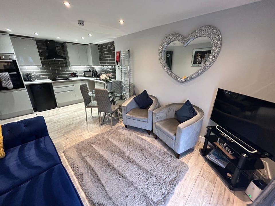 TV and multimedia, Kitchen or kitchenette, Living room, Seating area, Dining area, oven