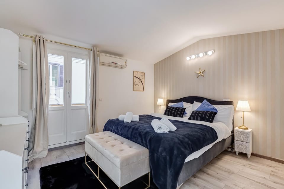 Bed, Photo of the whole room, wardrobe, air conditioner