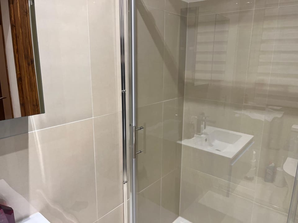 TJ Homes - Luxury Studio Suite with Garden View - Next to tube station London Bed and Breakfast in Pinner